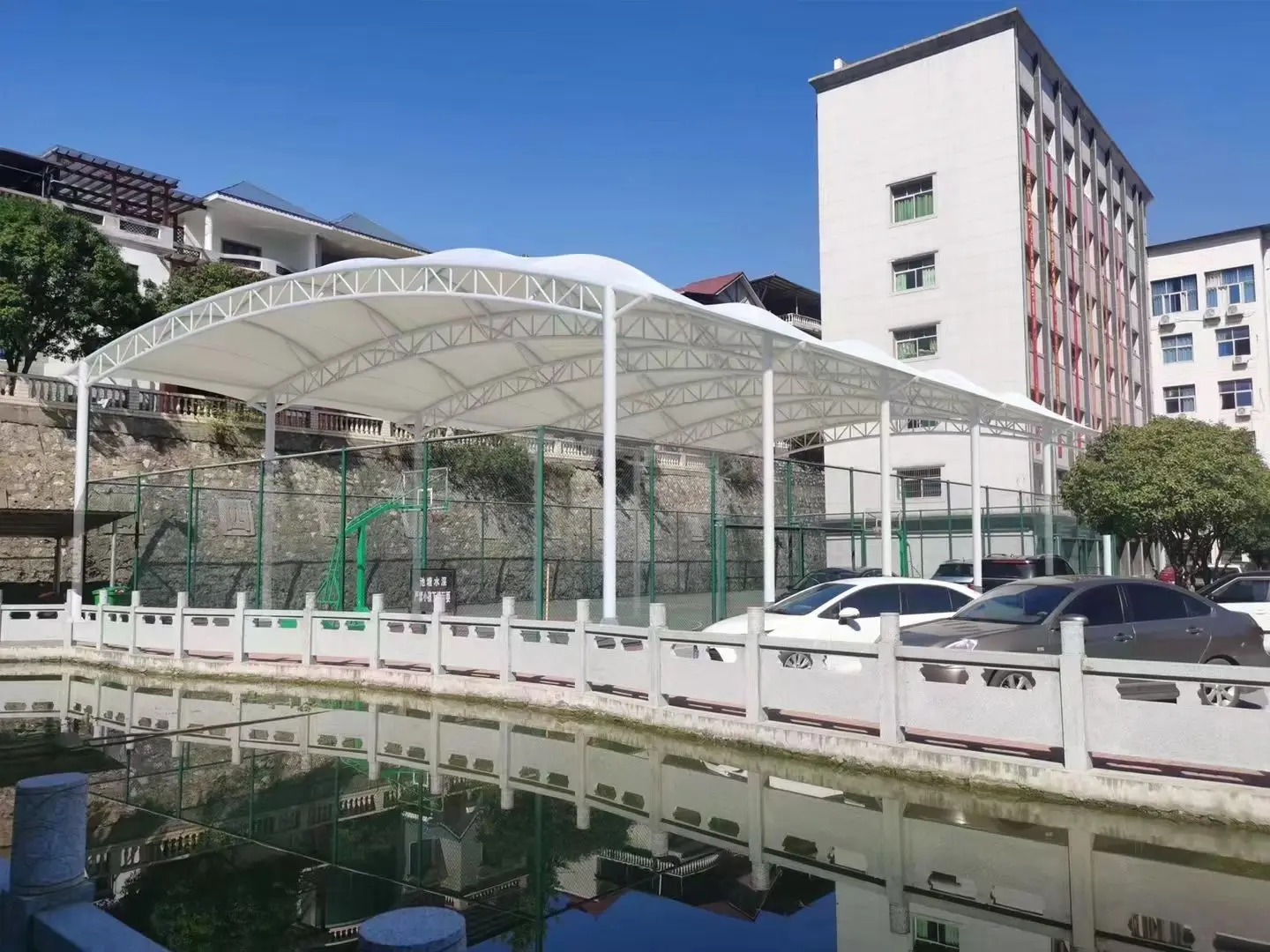 贵州麻江园区停车棚总在漏水生锈？源头膜结构厂家：按本地气候选材，避开三大坑