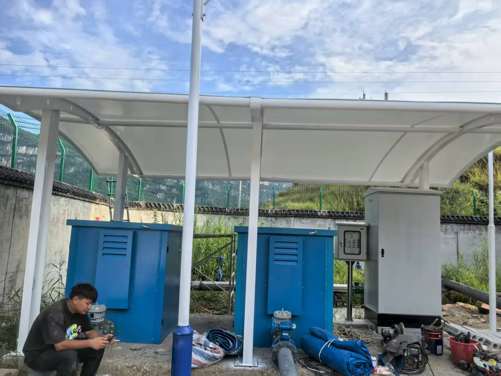 贵州麻江膜结构棚怎么选?多雨高湿山区,避开低价铁皮棚与劣质膜材坑