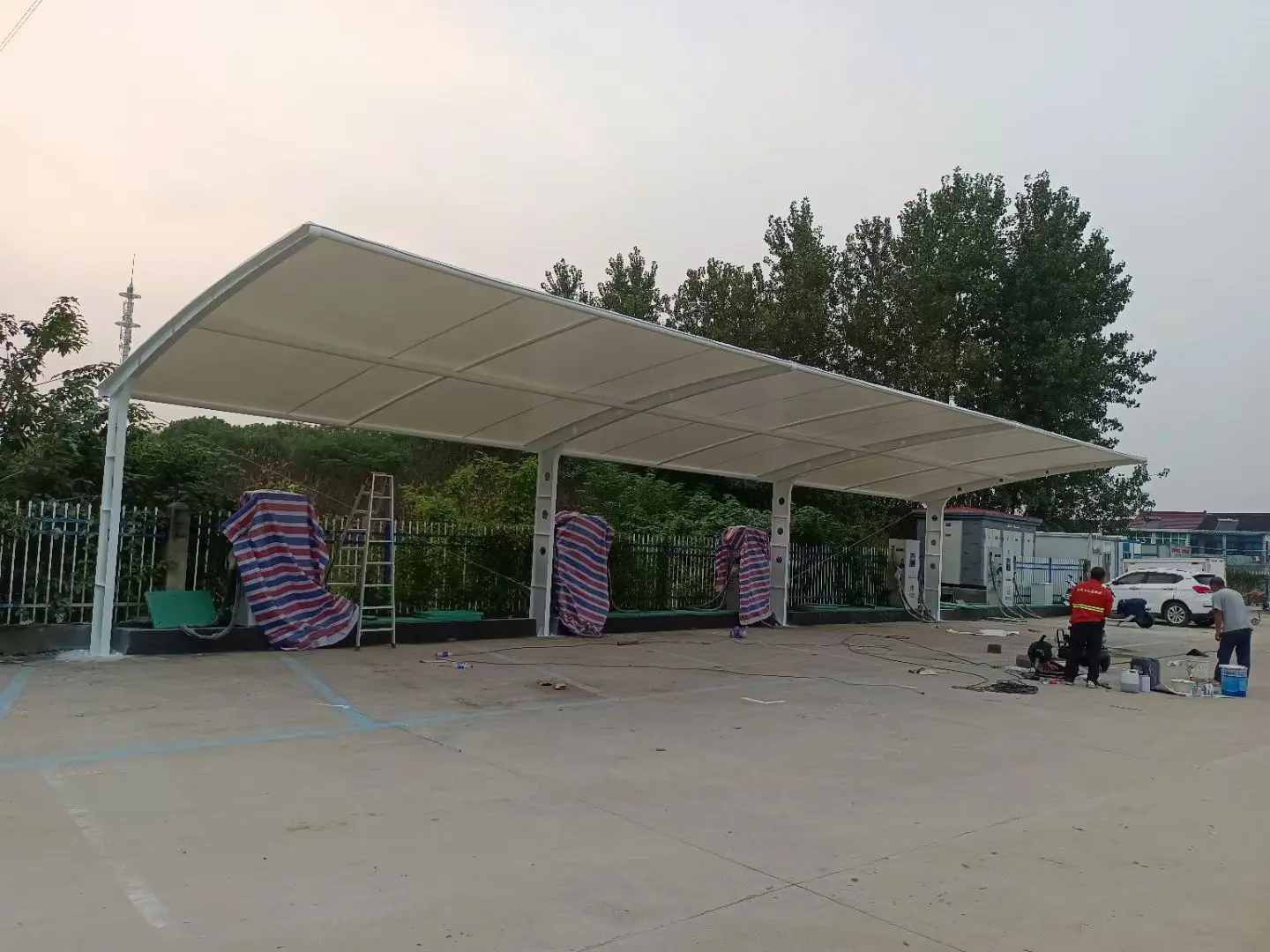 贵州麻江膜结构工程科普：山地多雨强紫外线环境，停车棚选材别只看低价